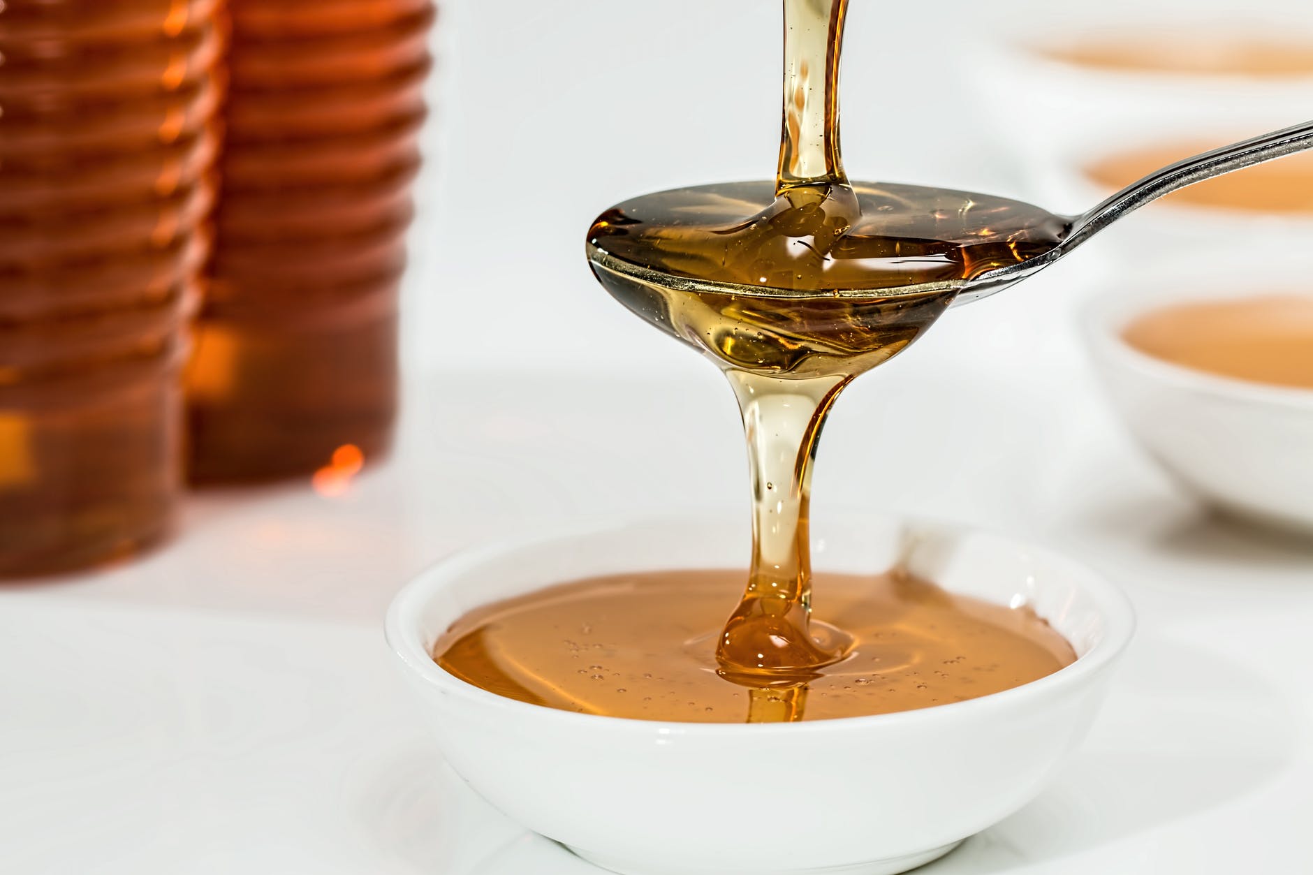 Med jako známé sladidlo s tradicí v českých zemích je vhodná alternativa cukru.