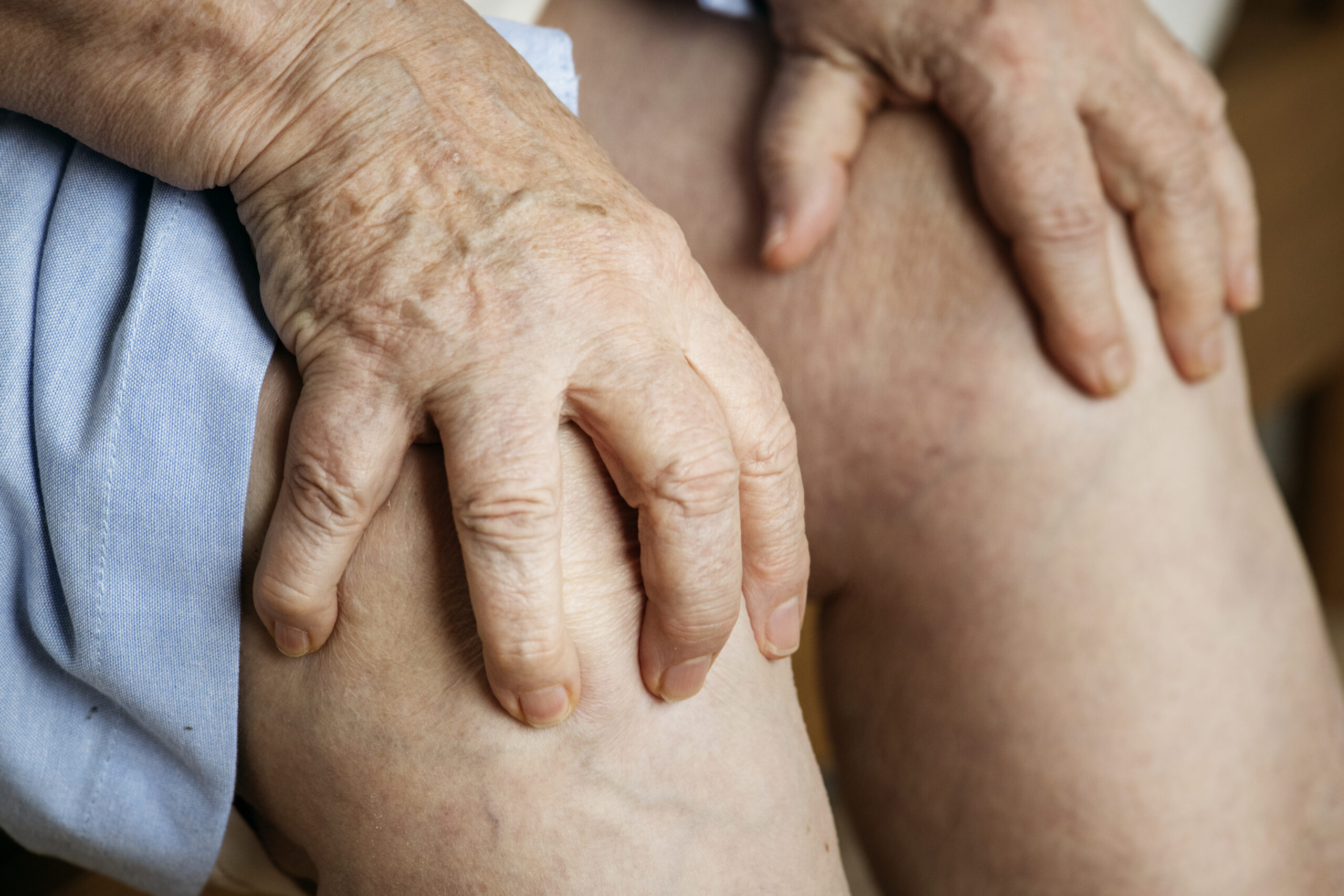 elderly woman suffering knee pain scaled od Základních 10 rad co dělat při akutním záchvatu – bolavá dna, pakostnice čili úžera, bolestivá artróza kloubů palce u nohy elderly woman suffering knee pain scaled od Základních 10 rad co dělat při akutním záchvatu – bolavá dna, pakostnice čili úžera, bolestivá artróza kloubů palce u nohy